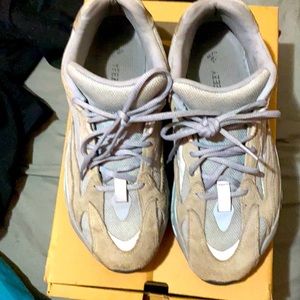 Yezzy 700 comes wit box